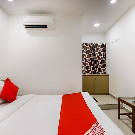 Oyo Hotel D Veeray Ahmedabad Exteriör bild