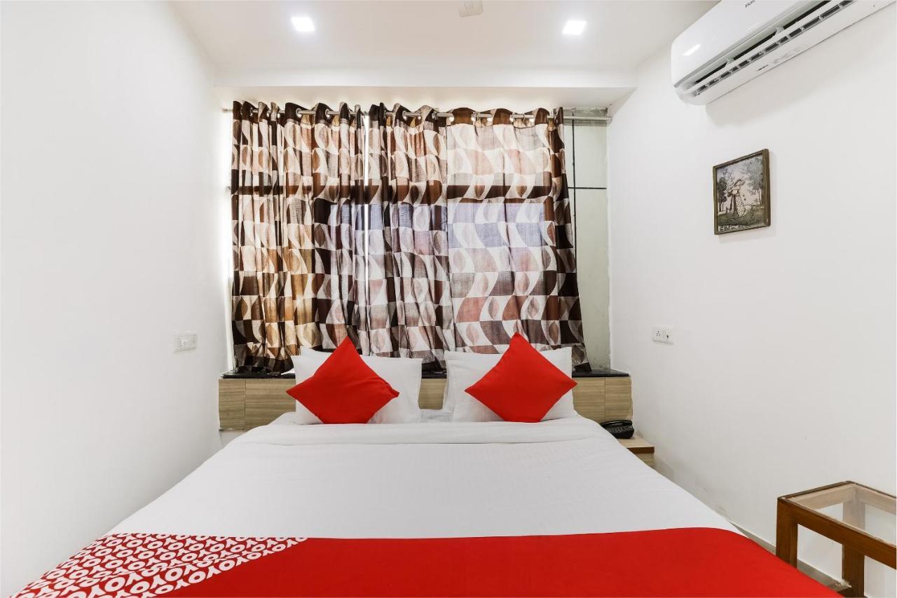 Oyo Hotel D Veeray Ahmedabad Exteriör bild