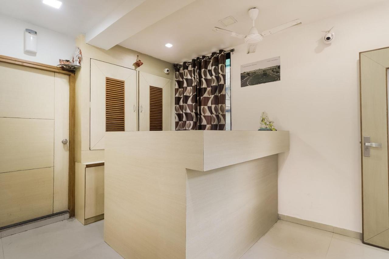 Oyo Hotel D Veeray Ahmedabad Exteriör bild