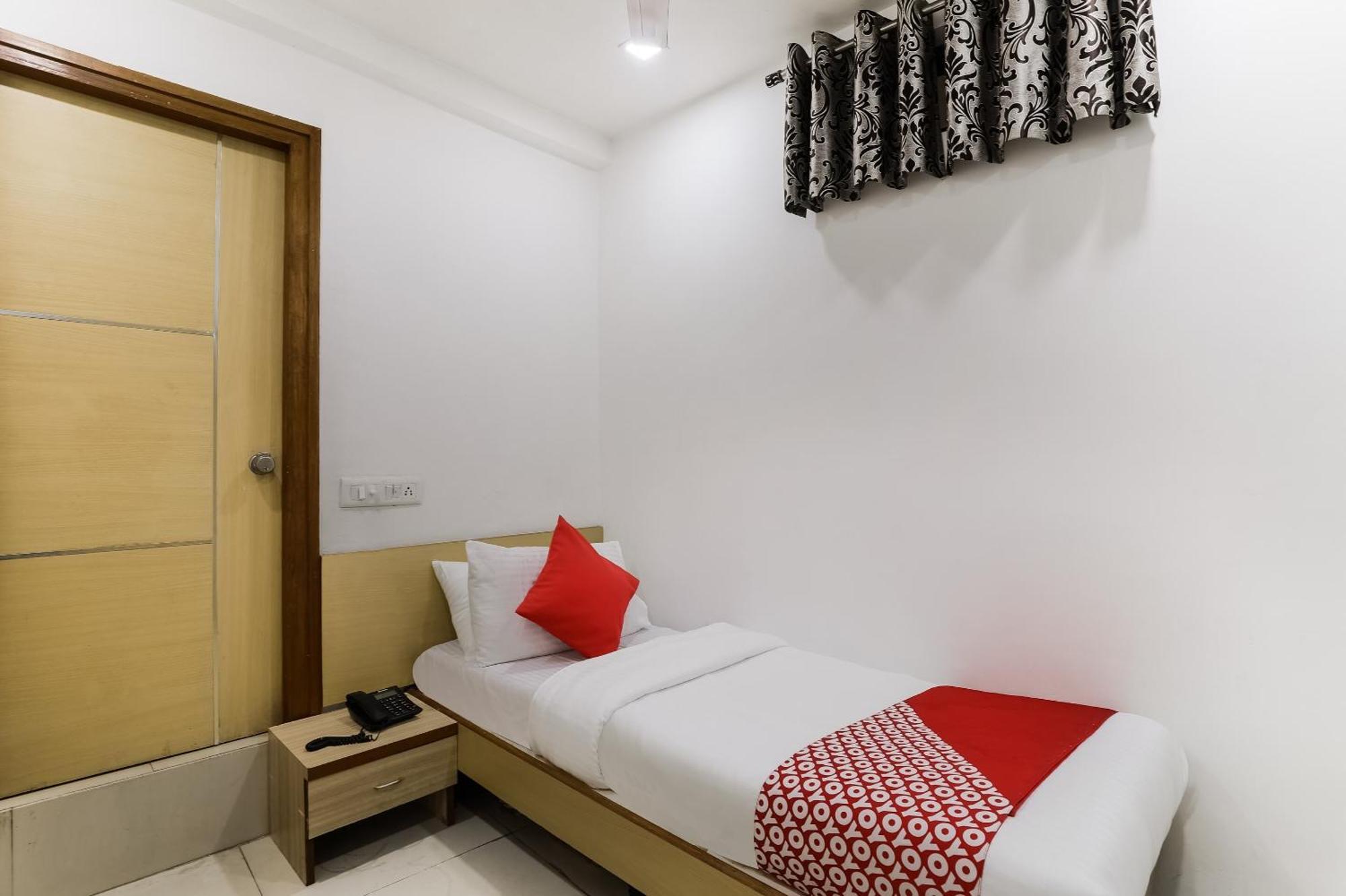 Oyo Hotel D Veeray Ahmedabad Exteriör bild