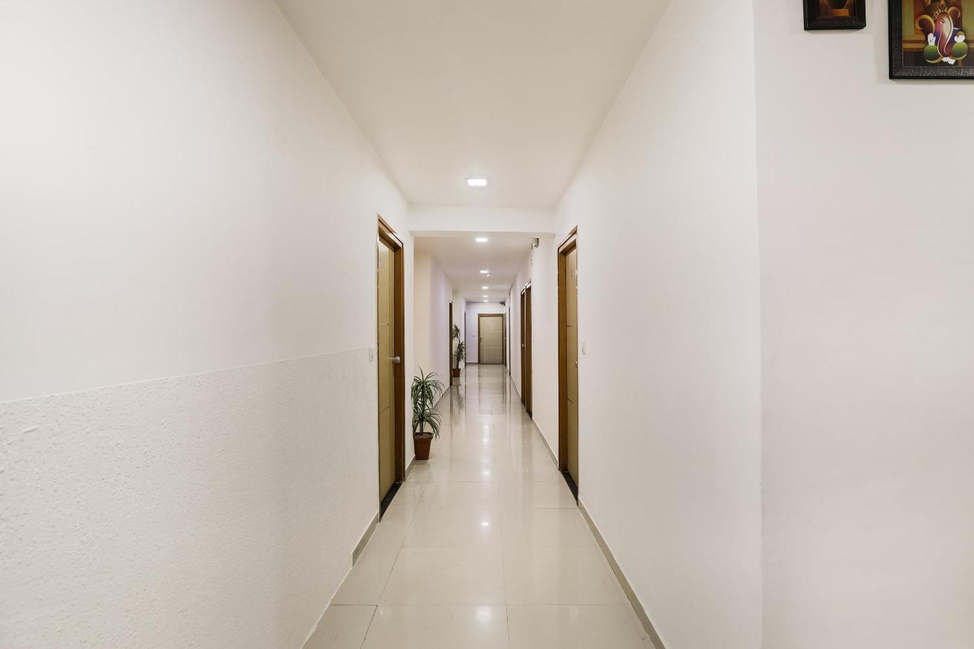 Oyo Hotel D Veeray Ahmedabad Exteriör bild