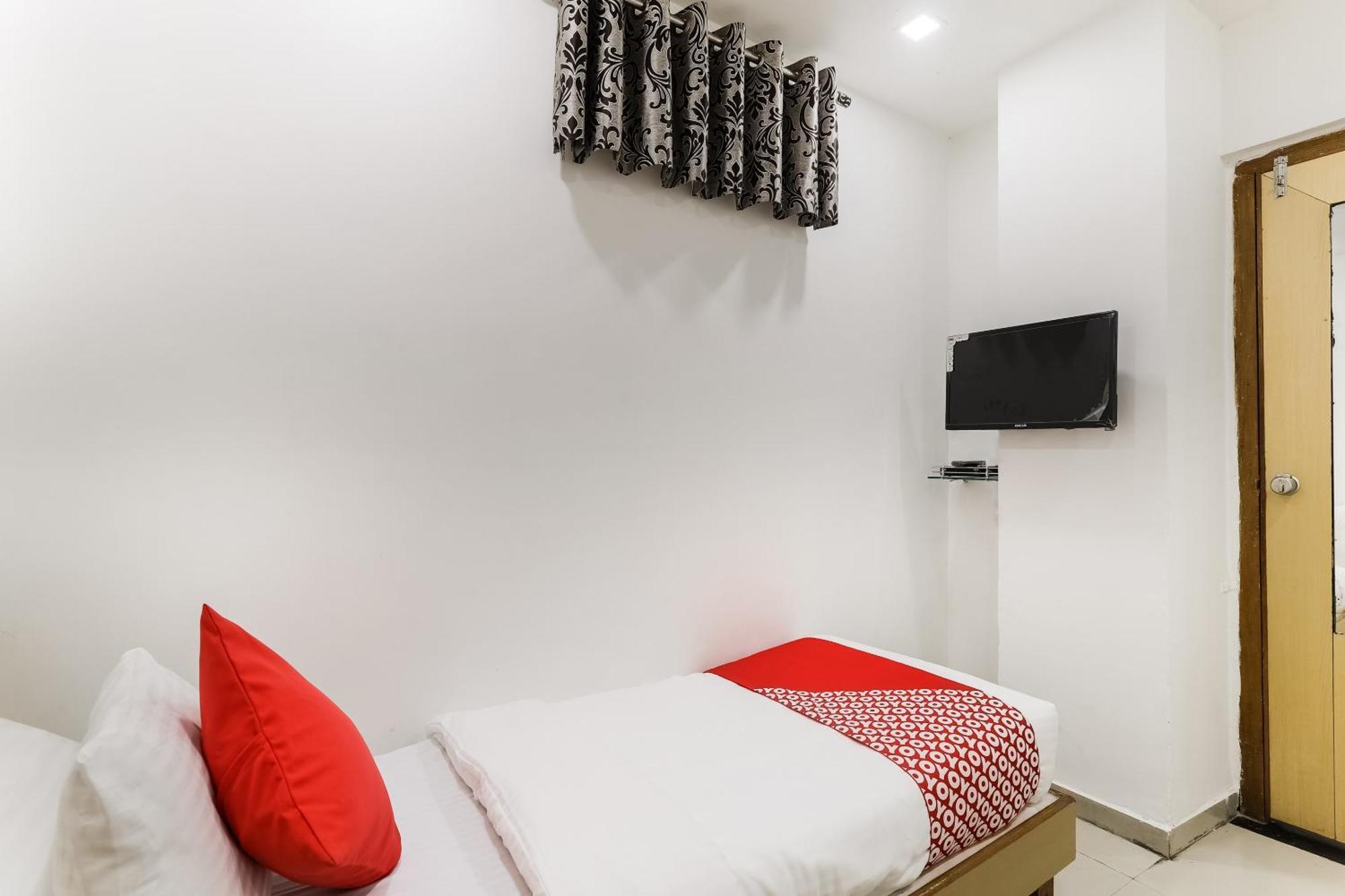 Oyo Hotel D Veeray Ahmedabad Exteriör bild
