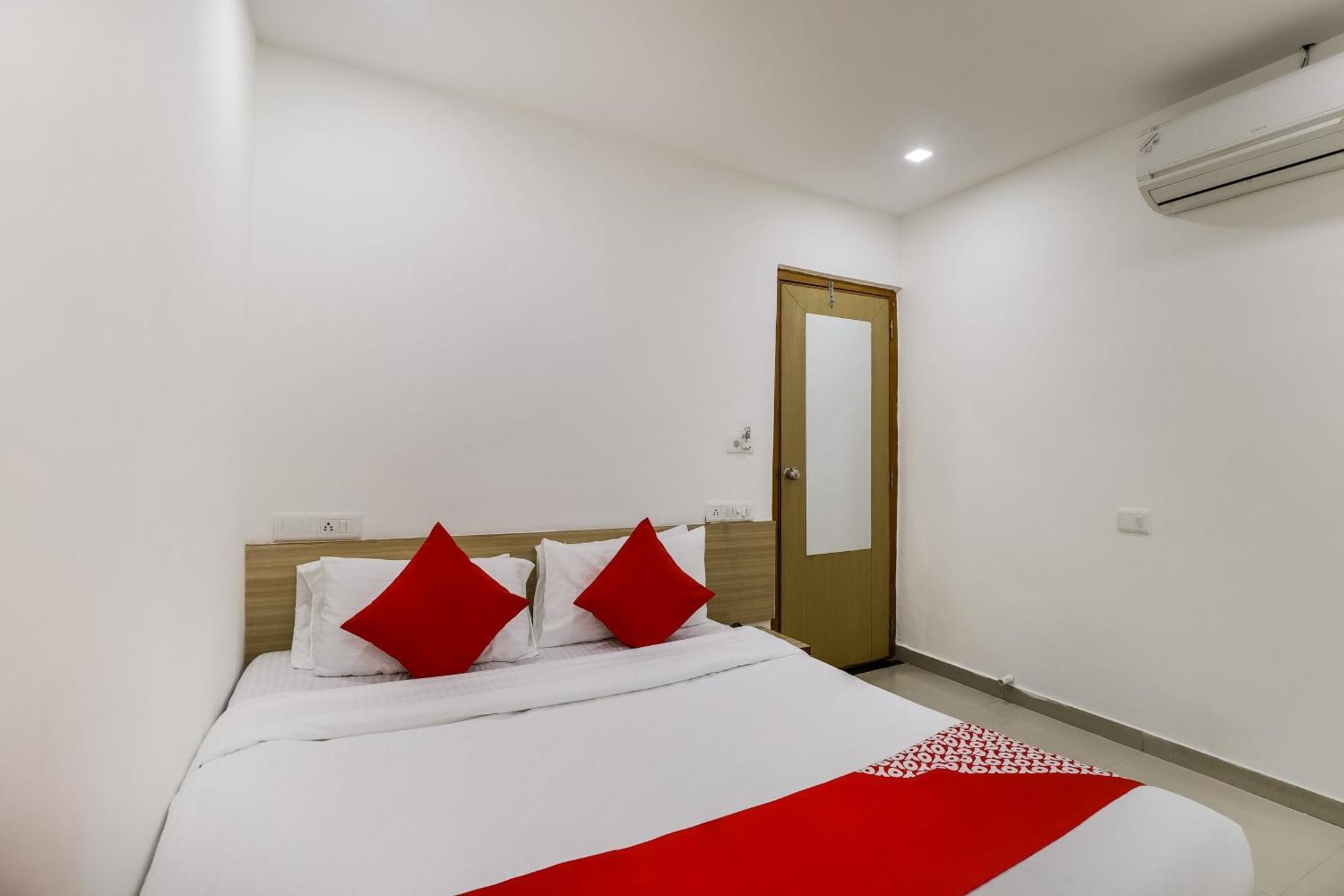 Oyo Hotel D Veeray Ahmedabad Exteriör bild